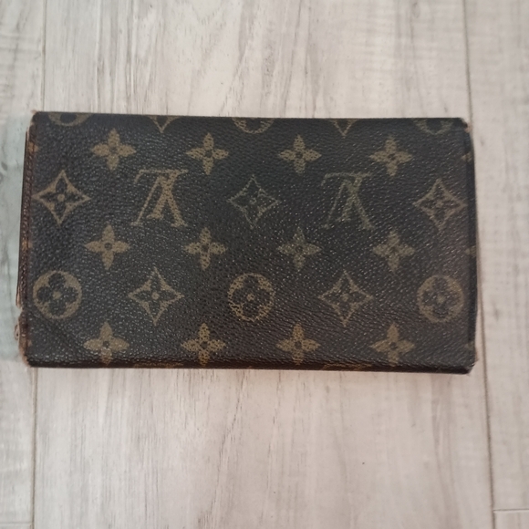 Louis Vuitton Monogram Tri Fold Wallet - Picture 2 of 16